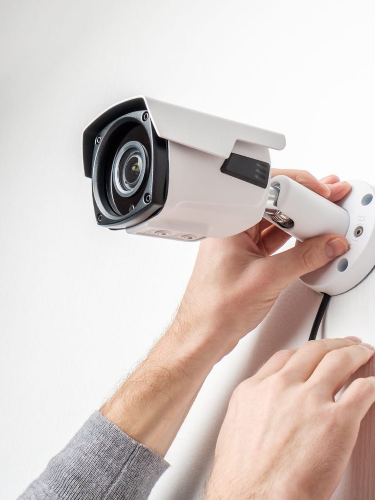 Brice Élec Marseille Aubagne Électricien Alarme Vidéosurveillance Détecteur caméra de surveillance main homme